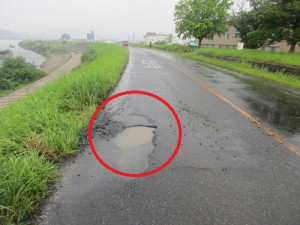 堤防道路　穴ぼこ